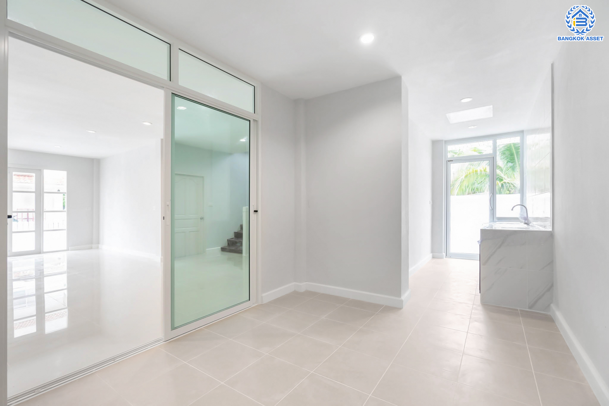 บ้านมือสองตกแต่งใหม่ หลังใหญ่พิเศษ! แปลงมุม! ม.บุษราคัม กรีนวิลล์ ปิ่นเกล้า-วงแหวน เนื้อที่ 71 ตร.ว. พื้นที่ใช้สอยกว่า 228 ตร.ม. ฟังก์ชัน 3 ห้องนอน 2 ห้องน้ำ 1 ห้องอเนกประสงค์ขนาดใหญ่ จอดรถได้ 2 คัน พร้อมพื้นที่บริเวณบ้านเกือบ 100 ตร.ม. บนทำเลเดินทางสะดวก เชื่อมต่อทั้งปิ่นเกล้า-ศาลายา ใกล้เซ็นทรัลเวสต์เกต ทางด่วน "กาญจนาภิเษก" และรถไฟฟ้า "สถานีตลาดบางใหญ่"